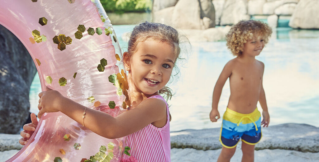 https://www.chicco.it/dw/image/v2/BJJJ_PRD/on/demandware.static/-/Sites-Chicco-Italy-Library/it_IT/dw67e02eb9/site/06-Pagina di Categoria/Fashion/Abbigliamento/Nuova Collezione/2025/PE 2025/Mare/CHICCO_SS25_20_1486-1024x520px.jpg